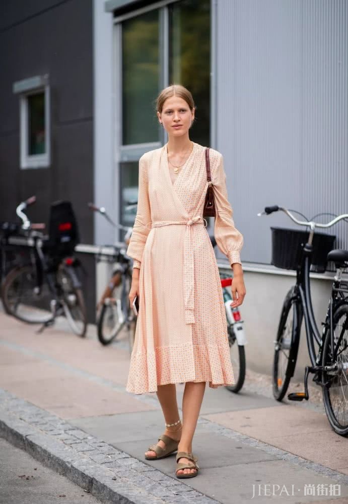 一条连衣裙解锁夏日N种时髦搭配