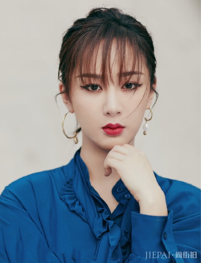 杨紫杏眼圆脸配星空衬衫,御姐气质明显