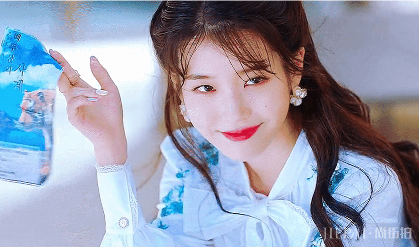 韩国演员IU登中国热搜，造型清纯魅惑堪称百变妖精