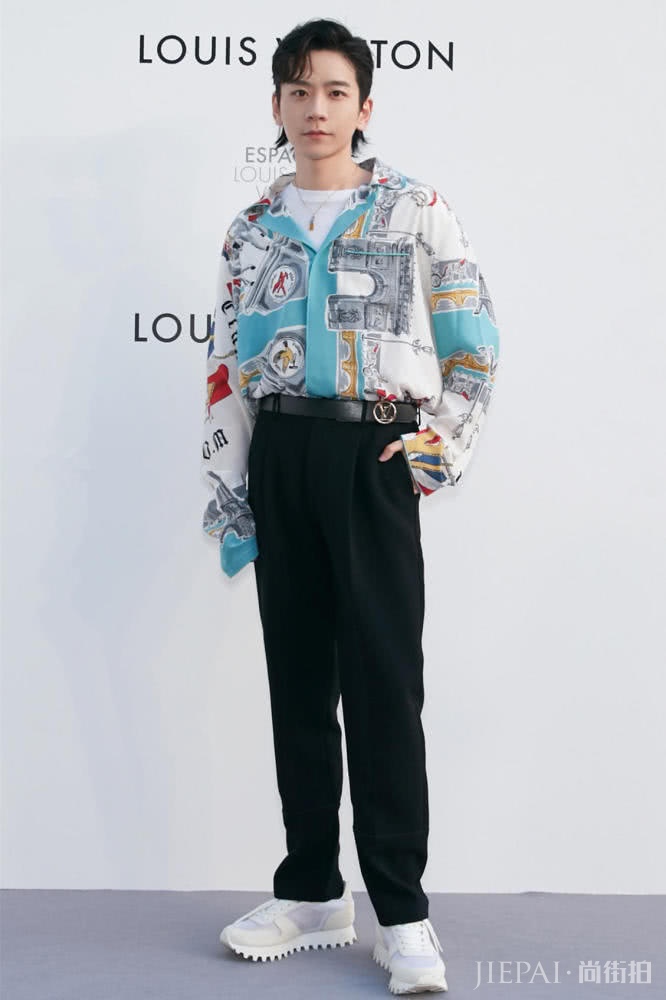 热巴粗呢连衣裙显成熟，张子枫印花装太青春