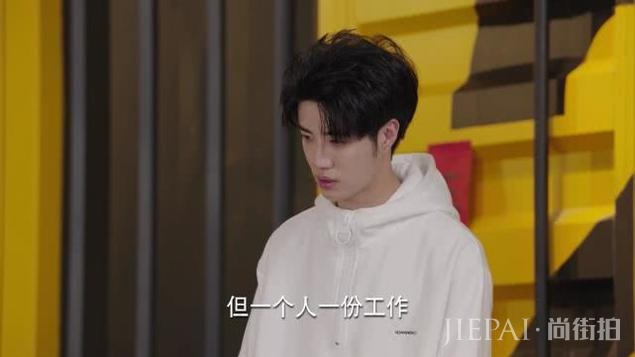 韩商言说自己对女人没兴趣的时候,佟年内心闪过了一个可怕的念头