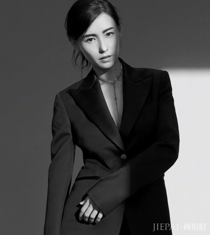 张柏芝久违拍时尚大片，表现力完胜流量小花