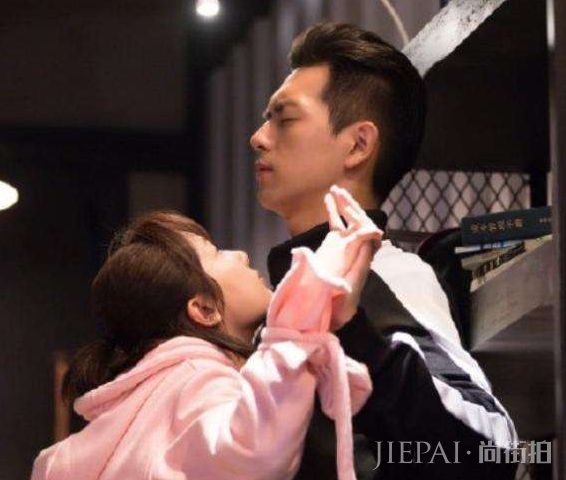 李现青涩照被曝光,小胖墩变型男,伴郎照“韩商言”范儿十足