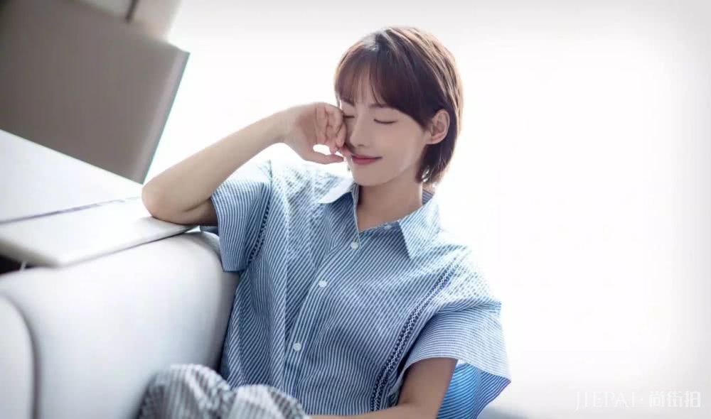 张嘉倪穿半透明青绿短裙，成全场焦点