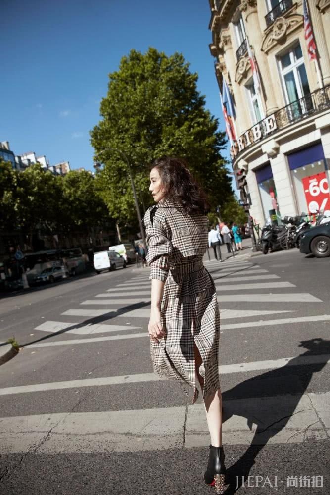 宋佳穿格纹风衣裙配短靴，站街头摩登范十足