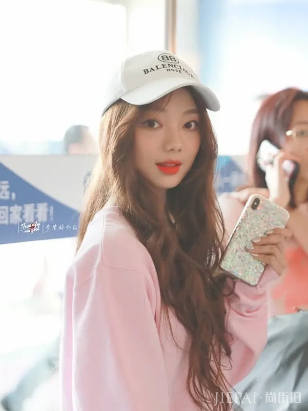 火箭少女集体现身机场，11套造型各有风格到底谁更有范？