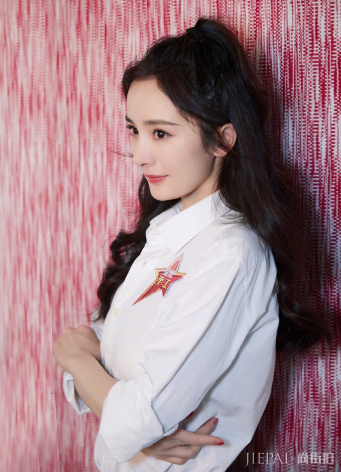 杨幂白衬衫漫画腿勾勒出S型好身材，饱满发际线重回颜值巅峰