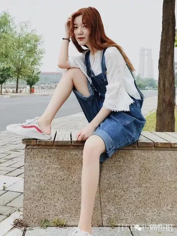 T恤下面除了裤子还能搭什么?这样穿又简单又美