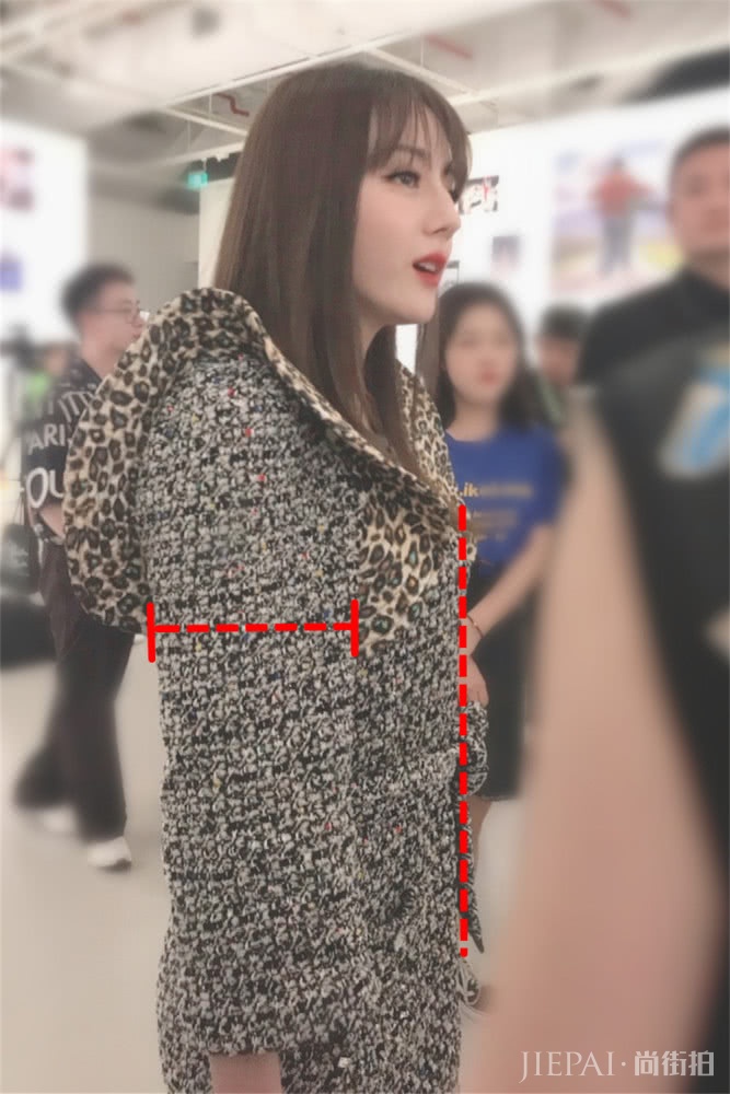 热巴粗呢连衣裙显成熟，张子枫印花装太青春