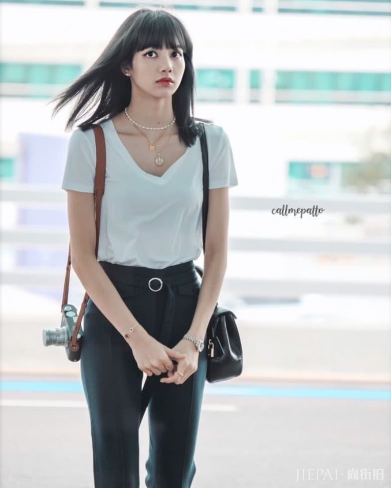 Lisa将“黑米裤”穿成小脚裤既视感，我只能羡慕