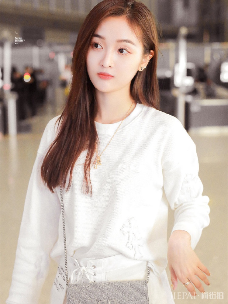 吴宣仪一条裤子穿两次,搭配不同风格却差这么多?