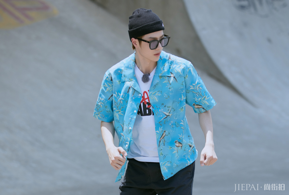 王一博被迫营业大喘粗气，疑问四连逗笑伴舞，粉丝直言凭本事拿钱