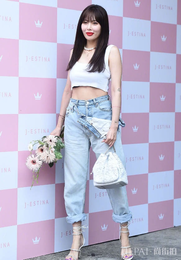 金泫雅居然穿了两条牛仔裤,看到她的脚踝我酸了