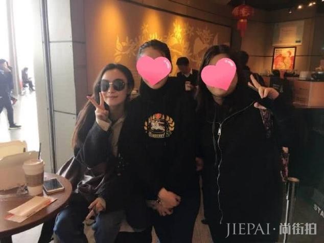 空乘倪妮偶遇艺人倪妮,两人同姓同名很有缘,空姐颜值不输明星