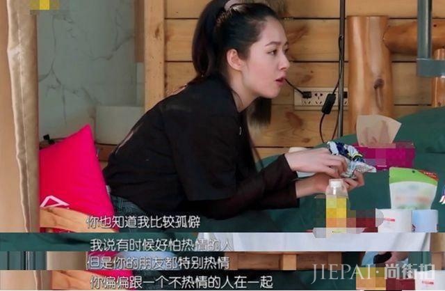 郭碧婷、向佐被偶遇街头甜蜜互换冰淇淋，他们在路人的镜头里更甜