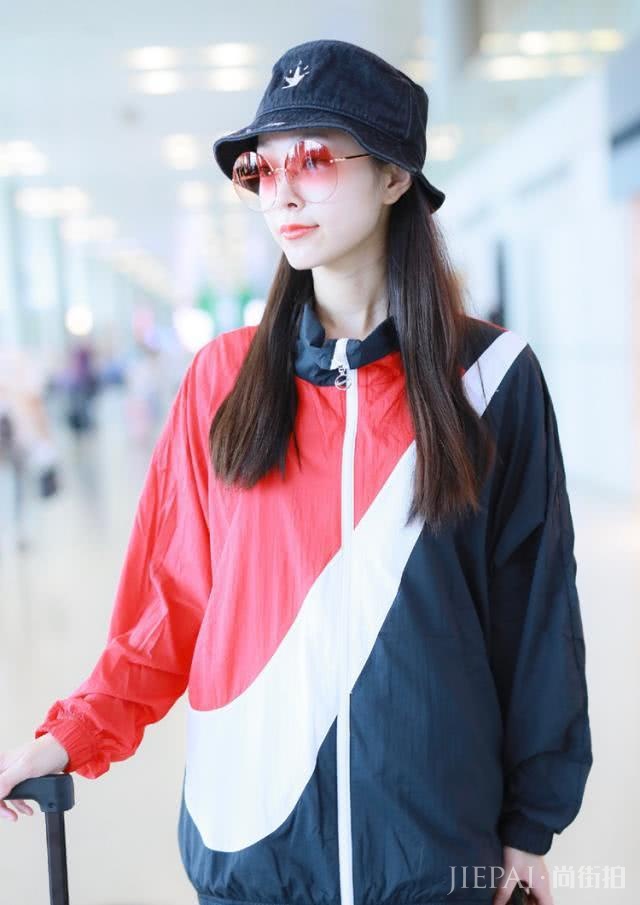 宋轶黑白红元素运动装现身机场,尽展青春少女感,哪里像30岁?