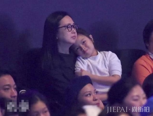 刘德华牵着女儿返港,穿父女装十分抢镜,太太朱丽倩低调殿后