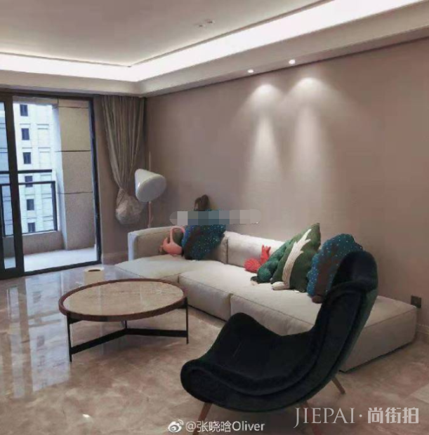 炫富女作家因马桶被堵台风天威胁恐吓物业，但作品被曝抄袭桑格格