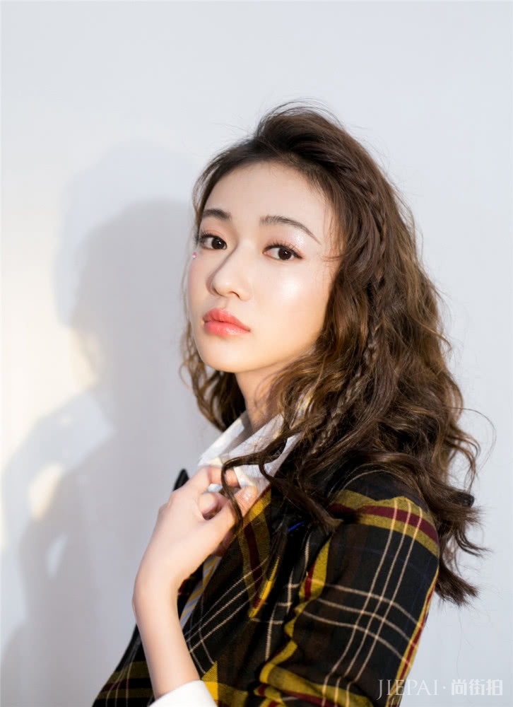 吴谨言三套造型现身29岁生日会,头顶编发卷毛,涨一岁反更甜美