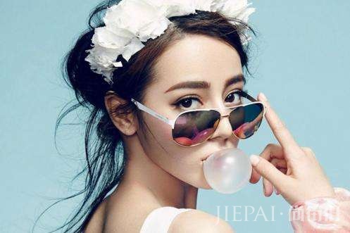 网红长相酷似迪丽热巴被嘲整容,霸气回怼:我红的时候她还没出道