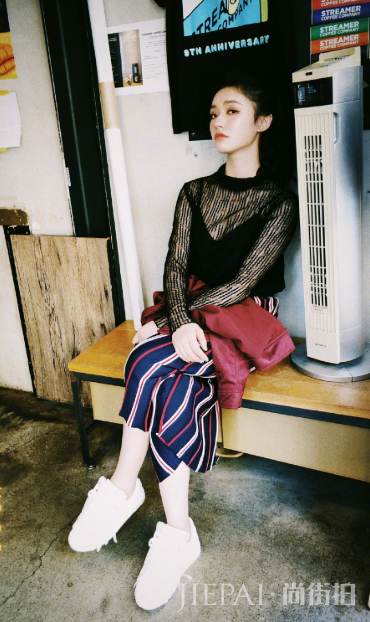 林允瘦后把黑蕾丝连衣裙穿出了成熟女人味,长腿太抢镜