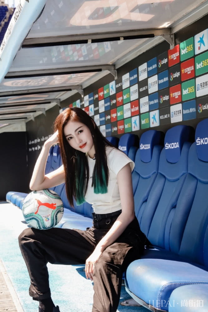 张天爱“登陆”西甲玩嗨啦，白裤白靴为武磊打call撩人心弦