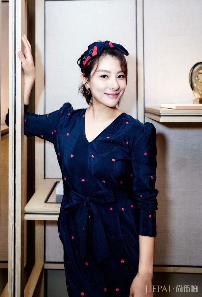 刘璇戴樱桃发带又穿连体裤凹造型，太减龄