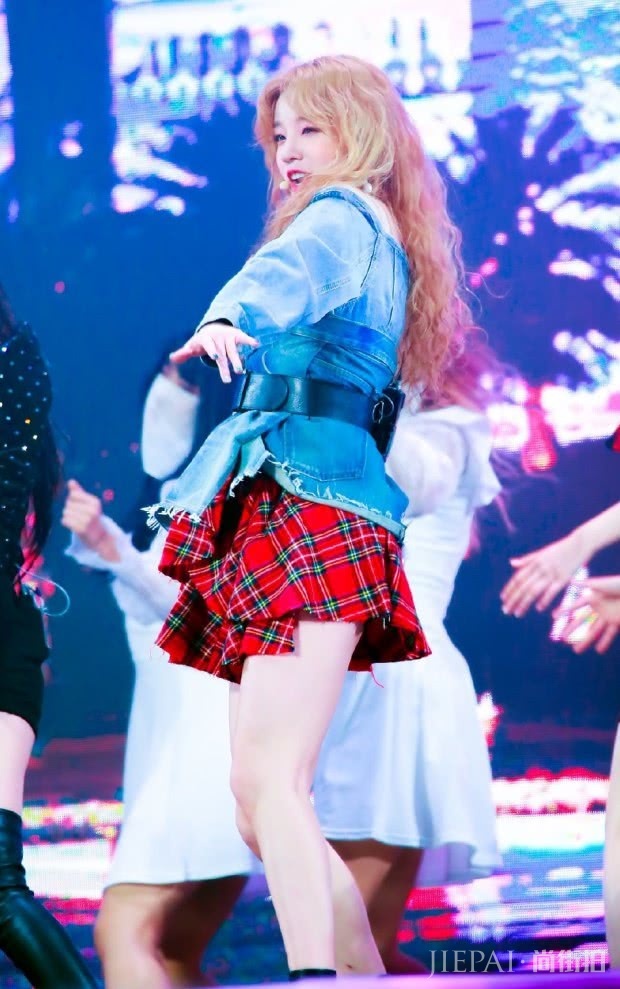 有一种毁身材,叫宋雨琦穿裙“里衬比外面还长”,看到的腿好肉啊