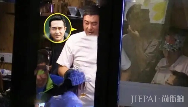 张嘉译近况曝光!与闫妮聚餐猛抽烟,驼背病情疑似加重