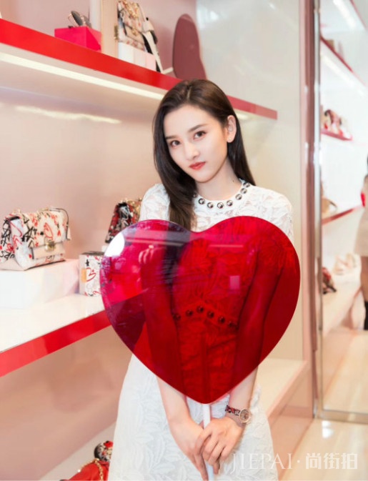 宋祖儿亮相品牌发布活动 齐刘海造型酷似小精灵