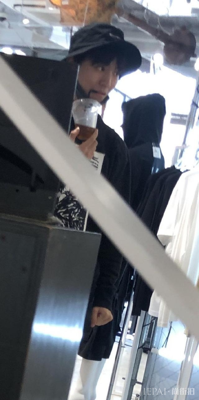 王俊凯在日本被网友偶遇，一身黑色穿着装扮，手里拿着喝的挺可爱