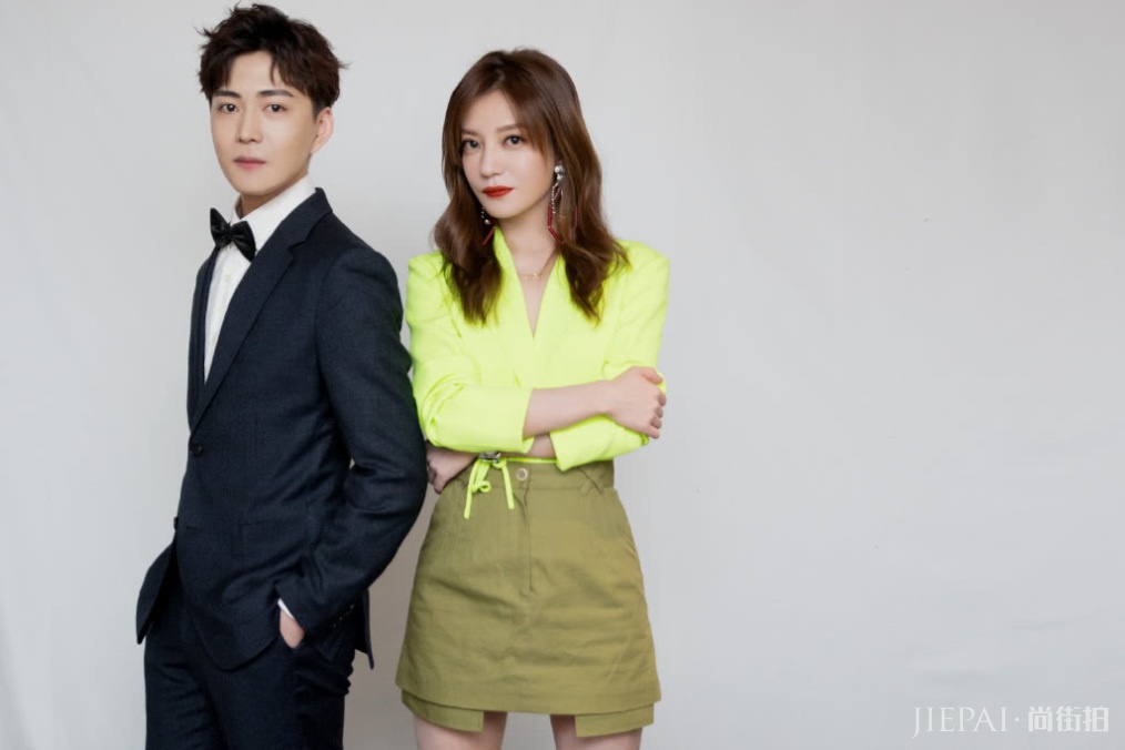 没想到赵薇也是高级脸,头发后梳穿黑色轻纱裙,侧颜线条太完美了