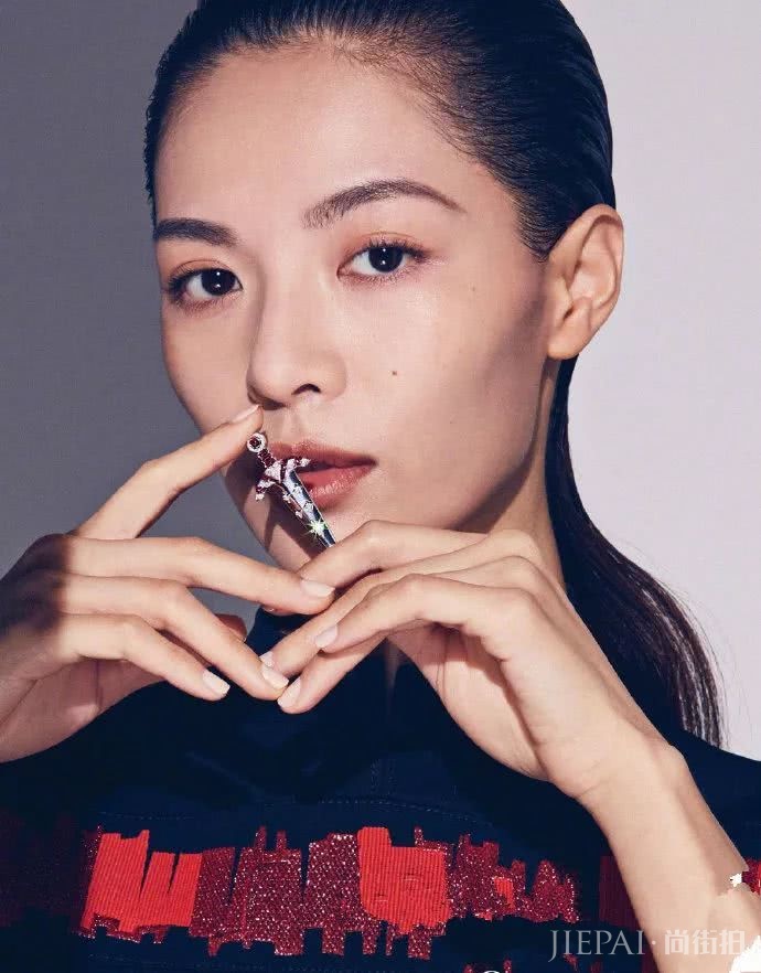 钟楚曦的高级感没有尽头!戴夸张首饰不显俗气