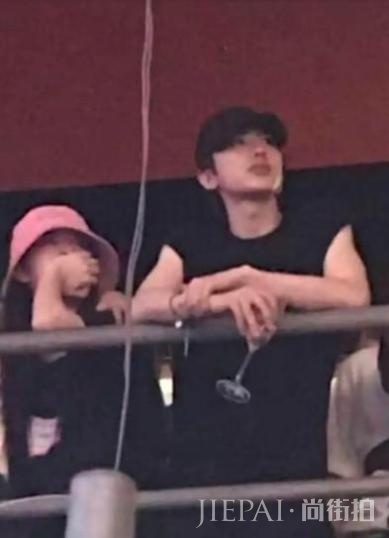 欧阳娜娜蔡徐坤恋爱?谢娜是红娘?疑穿情侣装看张杰演唱会被拍