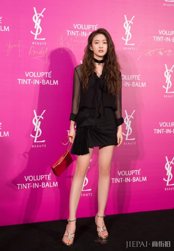 张雪迎机场街拍,穿大V领衬衫配牛仔短裤少女感十足