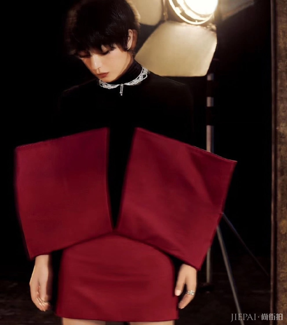 没想到赵薇也是高级脸,头发后梳穿黑色轻纱裙,侧颜线条太完美了