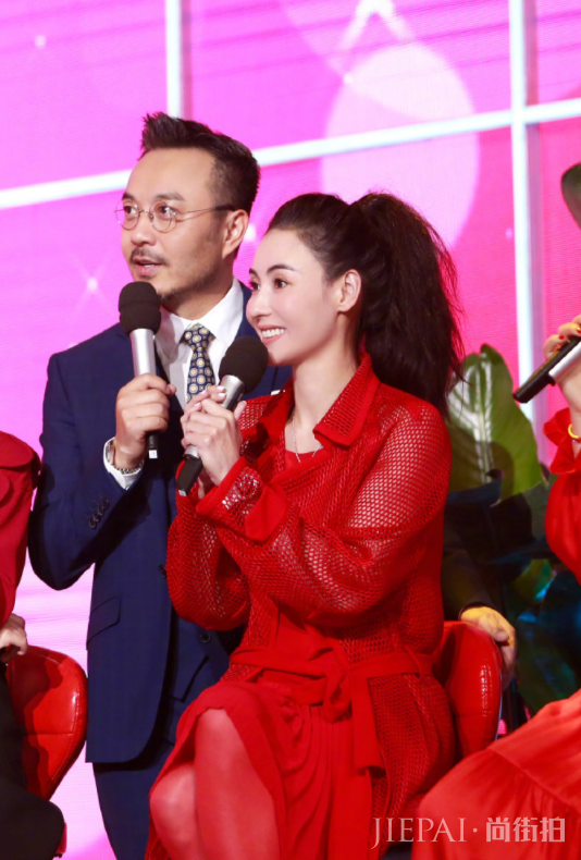 张柏芝穿“渔网装”出镜，尽显青春活力