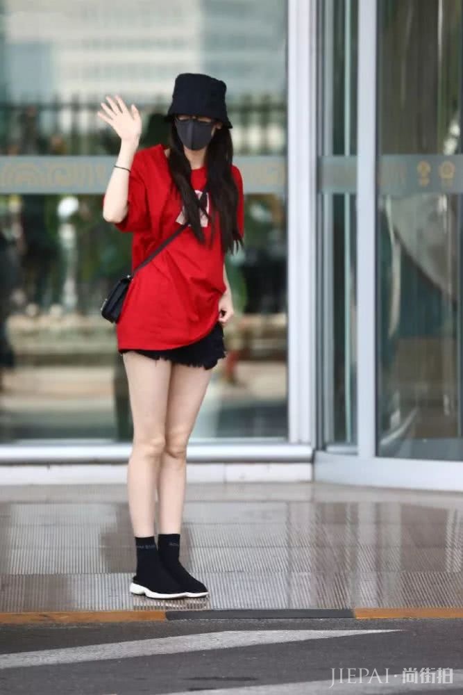 女人穿衣要学会适当“露”一些，放眼望去都是气质小姐姐