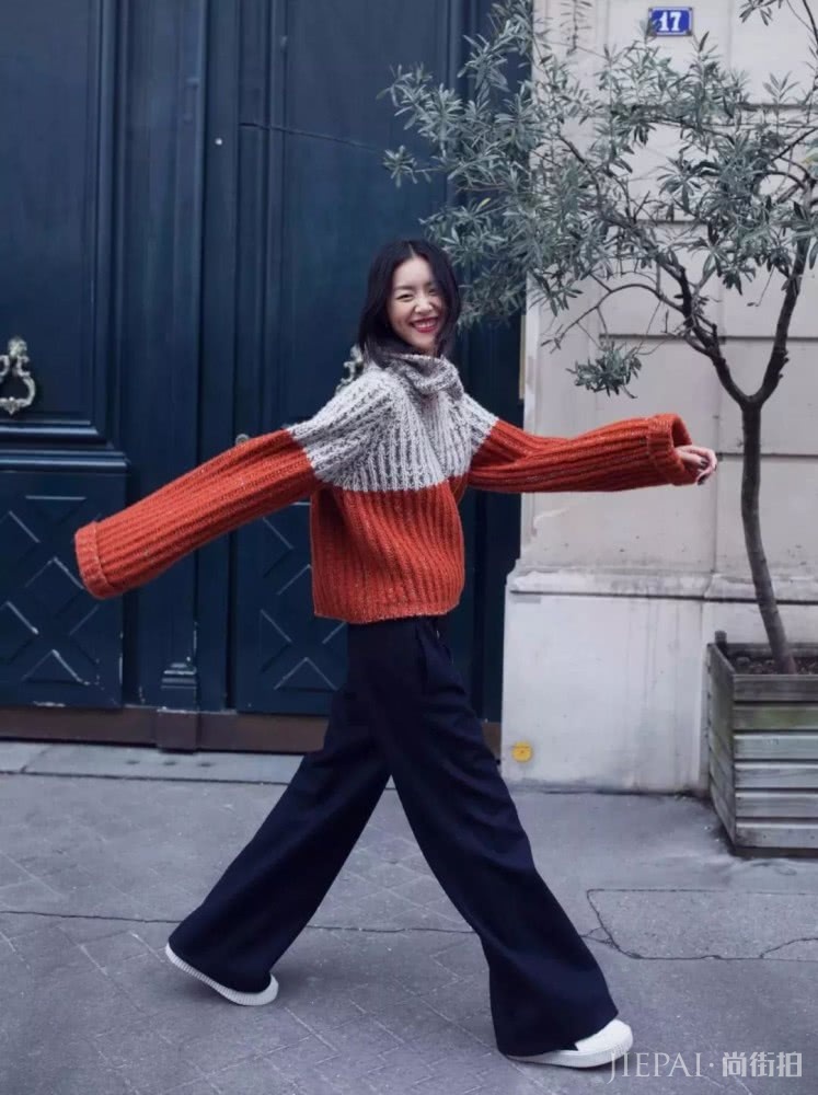 初秋穿毛衣不管选低领还是挑高领,搭阔腿裤显好看又有气质