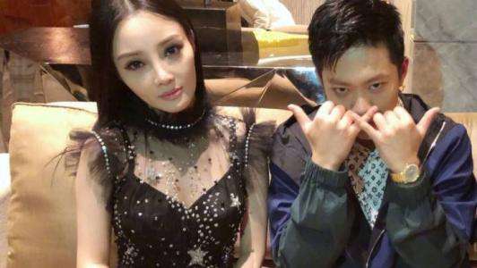 离了贾乃亮，李小璐与神秘男日本私会？38岁阿姨穿水手短裙似少女