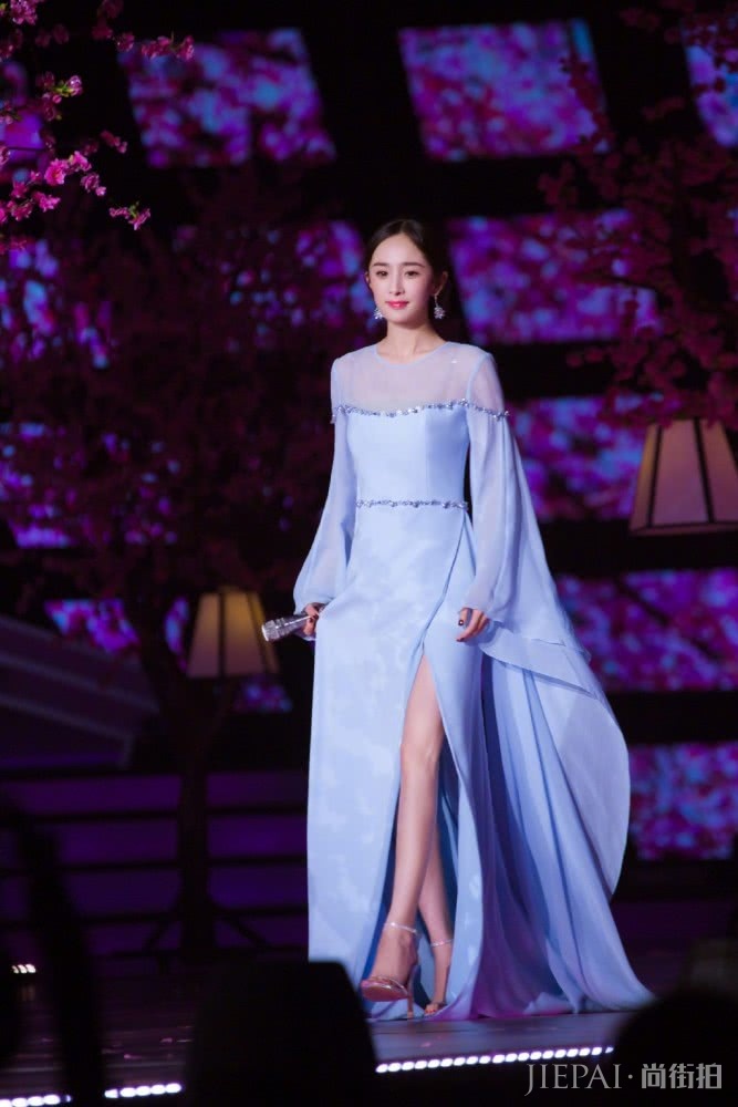 杨幂穿厚实高领针织衫配单车裤,画烟熏妆摩登又帅气