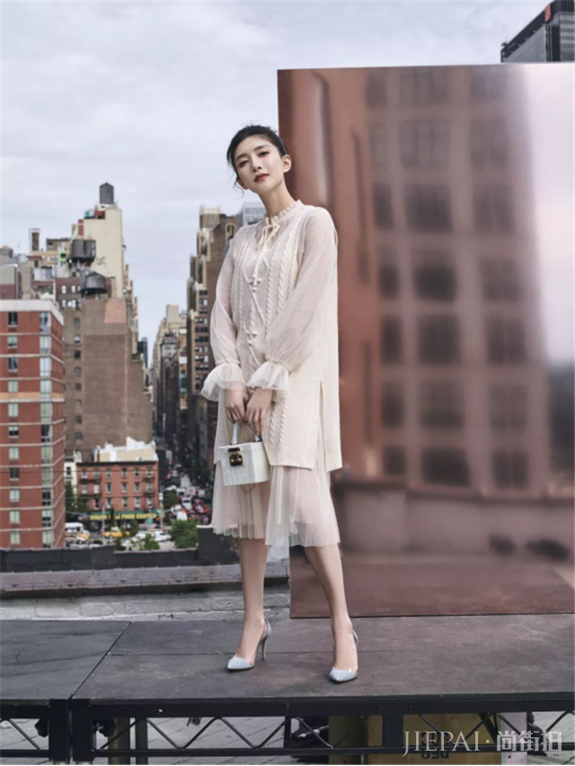 初秋最火的上衣,比毛衣舒适比卫衣有气质,微胖也能穿