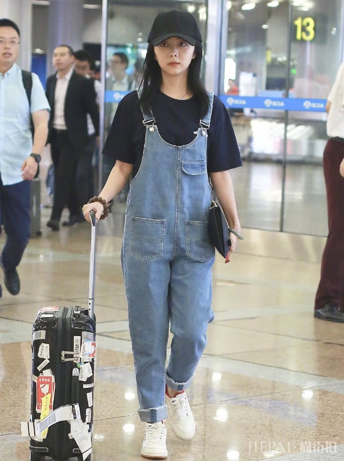 王紫璇探班谭松韵踩万斯后跟贼有个性，却不敌她的“枸杞鞋”