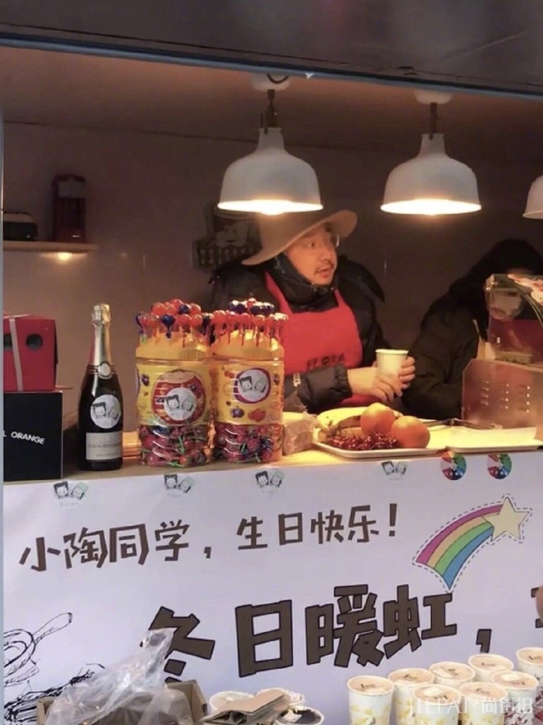 47岁徐峥发朋友圈表白陶虹,还准备土味生日应援,老派作风有点甜