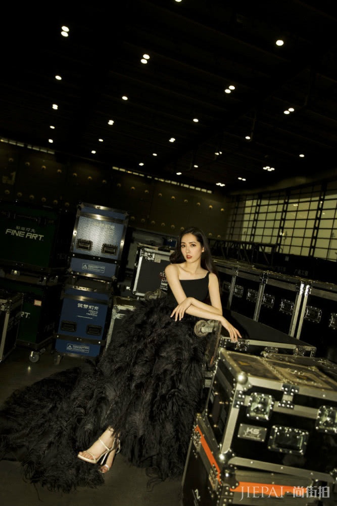 郭碧婷高开叉礼服出席活动,小露香肩知性有韵味,发量惊人