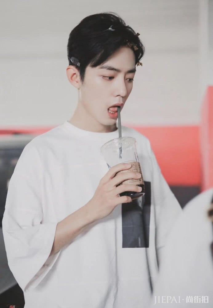 肖战“顾医生”上班照,穿中袖白T戴发卡,又帅又可爱