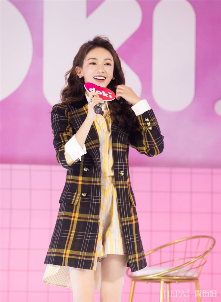 吴谨言三套造型现身29岁生日会,头顶编发卷毛,涨一岁反更甜美