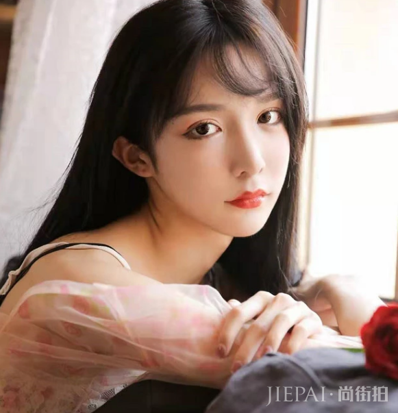 “路人镜头”下的艾比，真实身材藏不住，网友：这腰没开玩笑吧？