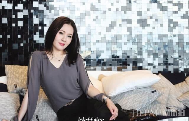 女神李丽珍近照曝光，53岁和女儿21岁合影颜值不输