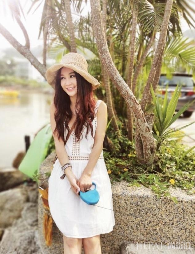 温碧霞晒全家福为养子庆生，称其是自己的小情人，嘴对嘴举止亲昵